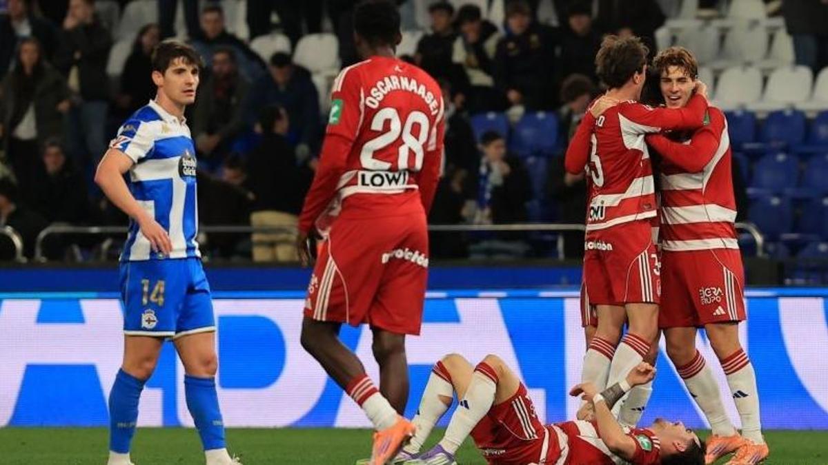 Los jugadores del Granada celebran el gol de Jorge Pascual que supuso el 0-2 en Riazor junto al deportivista Riki.