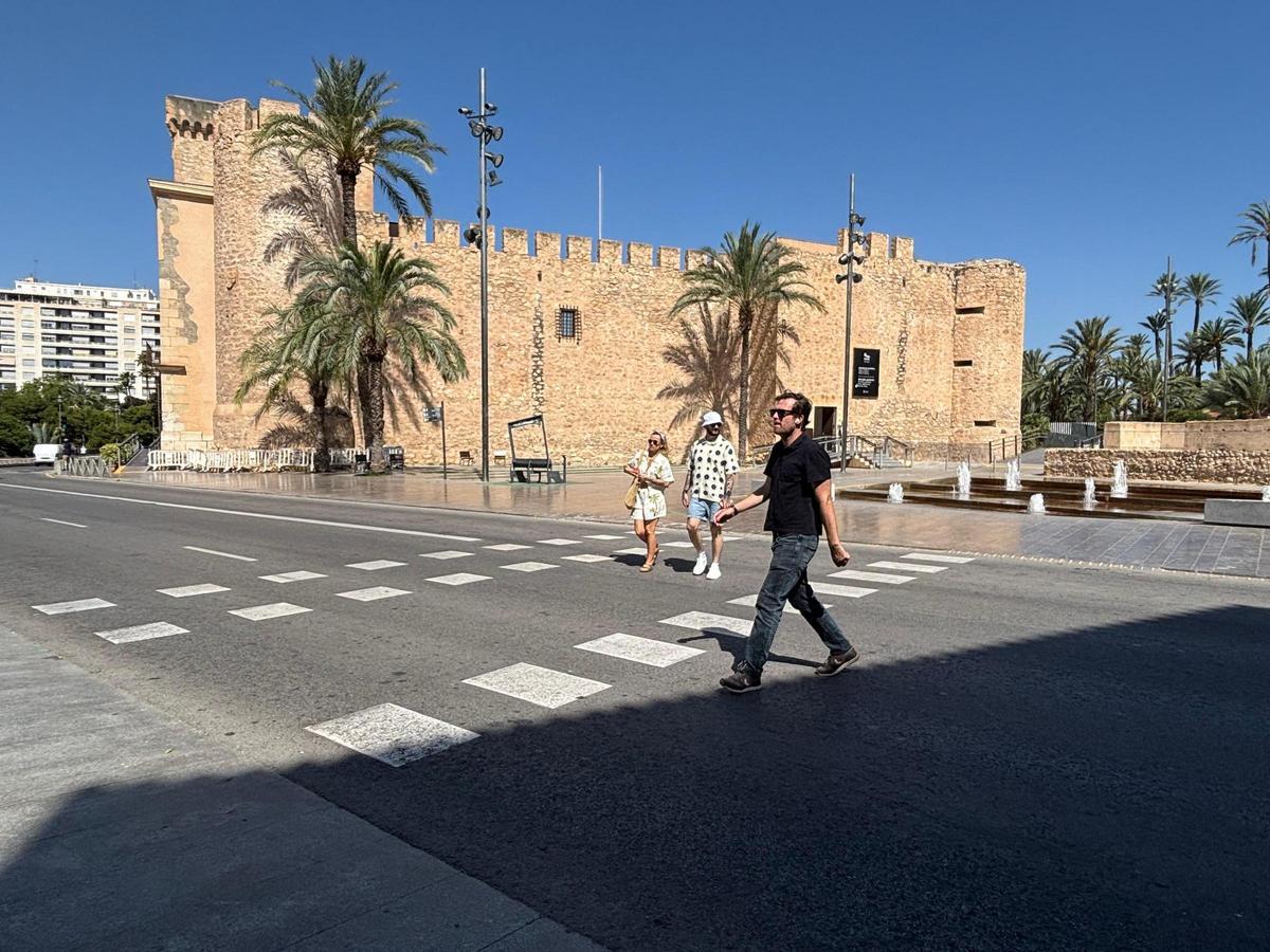 El paso de peatones de Traspalacio será el triple de grande, según exponía el alcalde de Elche, para dar continuidad entre plazas