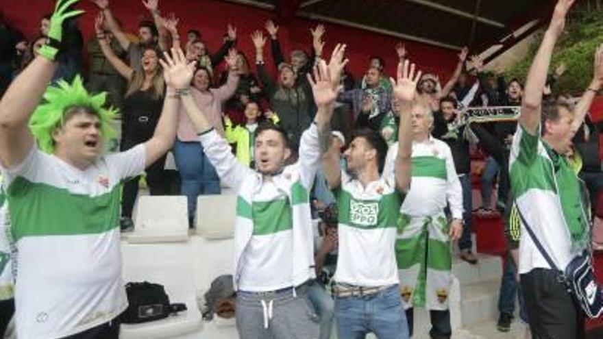 Aficionados de la peña «Pelucas Verdes» gritan victoriosos al final del encuentro en Mareo.