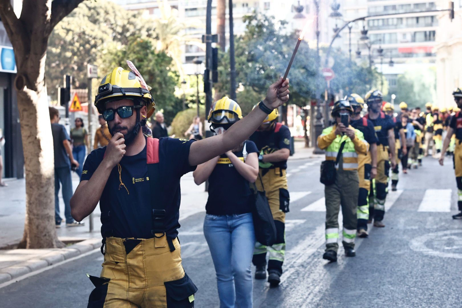 Manifestación en València de los bomberos forestales