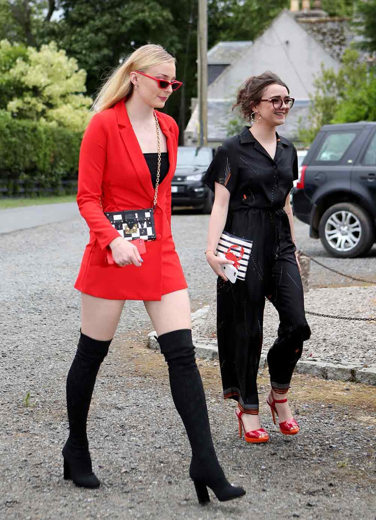 Sophie Turner y Maisie Williams llegando a la boda de Kit Harington y Rose Leslie