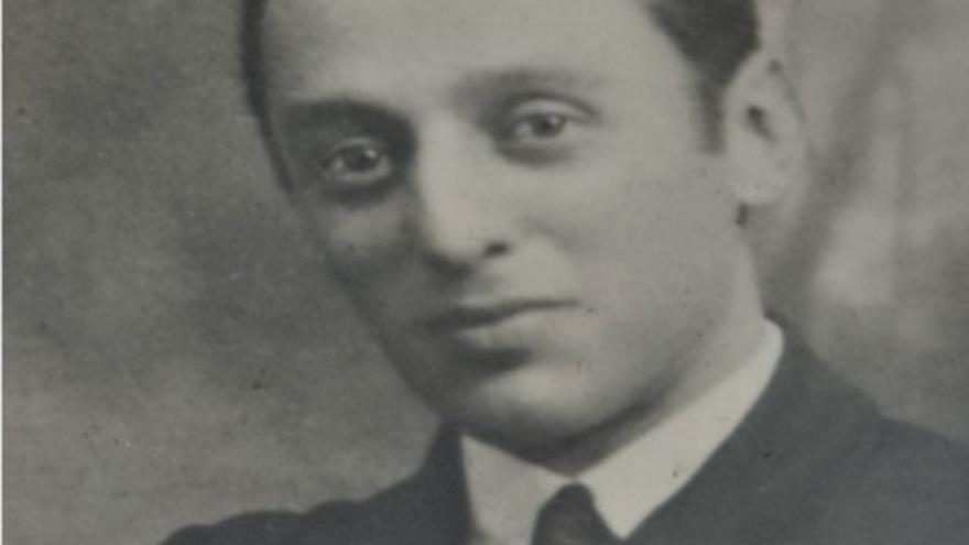 Imaxe de Julio Sanz e, abaixo, orde de baixa por non presentarse.  | // L.O.