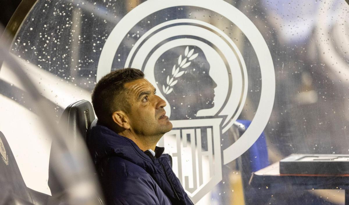 Rubén Torrecilla en el banquillo del Hércules en el partido del sábado pasado ante el Recreativo. | JOSE NAVARRO