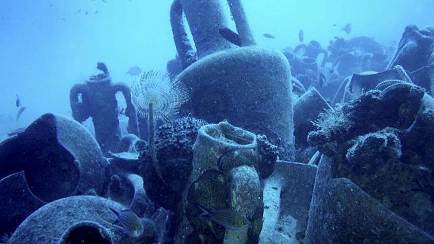 Restos de un barco griego hundido en el siglo IV aC ante la costa sur de Chipre, cuyo descubrimiento ha causado el entusiasmo de los científicos, quienes lo consideran el hallazgo arqueológico marino más importante de los últimos 40 años en esa isla mediterránea.