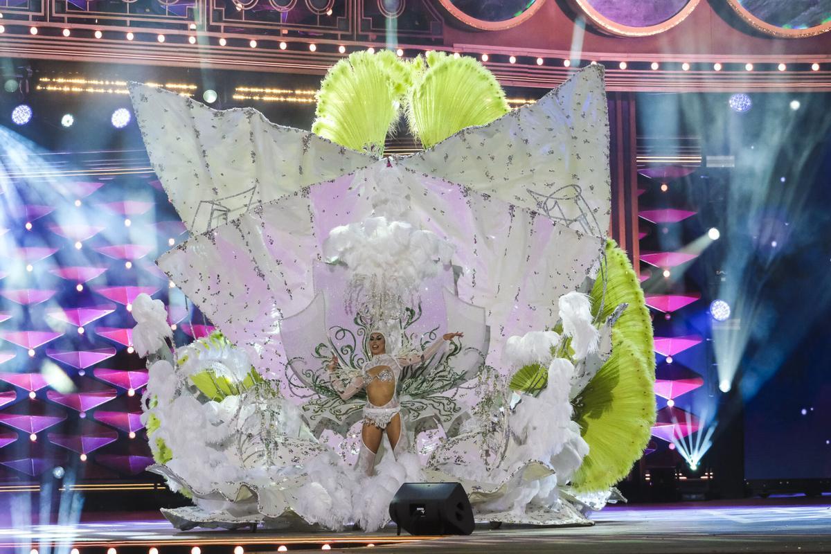 Estrella Jiménez de Bruin, representando a Clínicas Doctora Hernández, presenta el diseño de Josué Saavedra Suárez: «Alquimia»