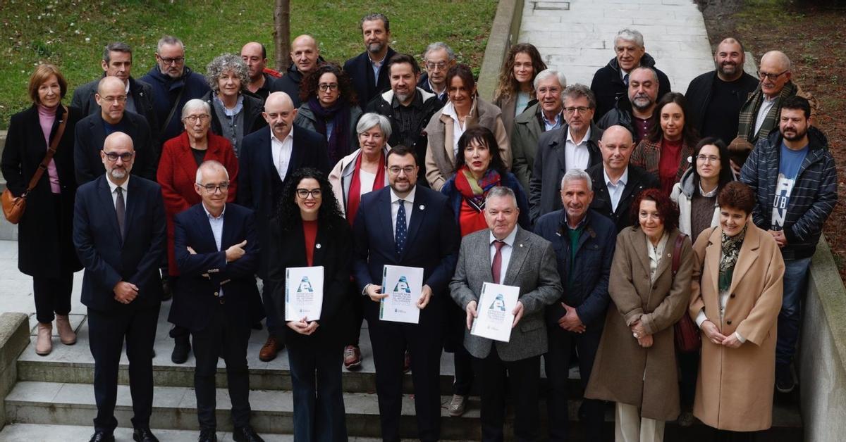Por la izquierda, en primera fila, Nicolás Bartolomé, Antón García, Vanessa Gutiérrez, Adrián Barbón y Xosé Antón Riaño, el viernes, en la presentación de la «Estratexa de normalización», con colaboradores. |