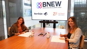 Myriam Santos-Morán Torrens, directora territorial de l’Arc Mediterrani d’Ibercaja, i Blanca Sorigué, directora general del CZFB, signant l’acord el passat 3 de setembre a DFactory Barcelona