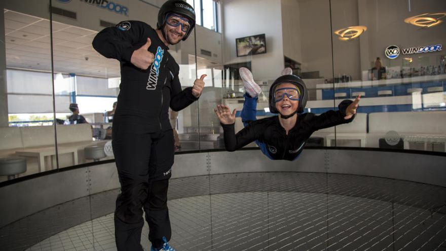 Un instructor ensenya a &#039;volar&#039; a un nen