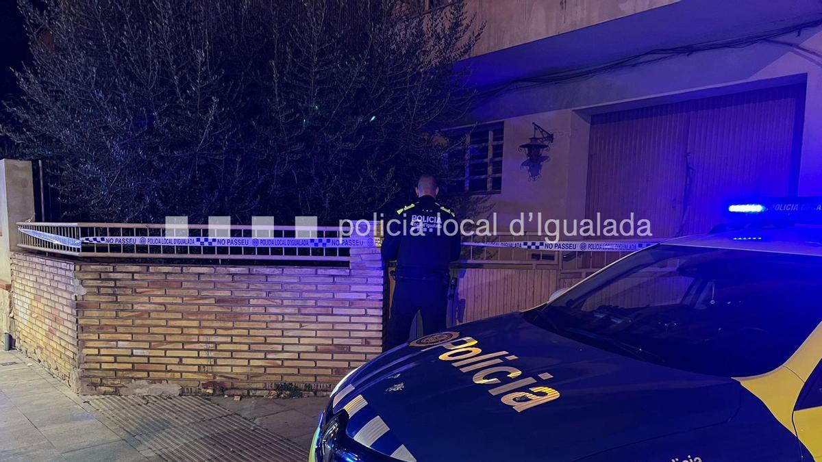 La Policia Local assegurant l'immoble que va patir dos intents d'ocupació