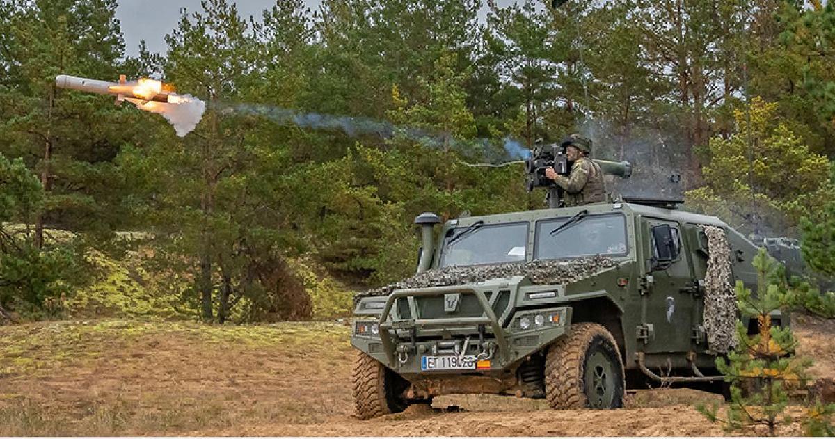 Un soldado de la Compañía de Defensa Contracarro de la Brigada Aragón I lanza un misil Spike en unos ejercicios en Sant Climent Sescebes (Girona).