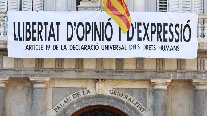 Torra cuelga otra pancarta en la Generalitat: &quot;Libertad de opinión y expresión&quot;