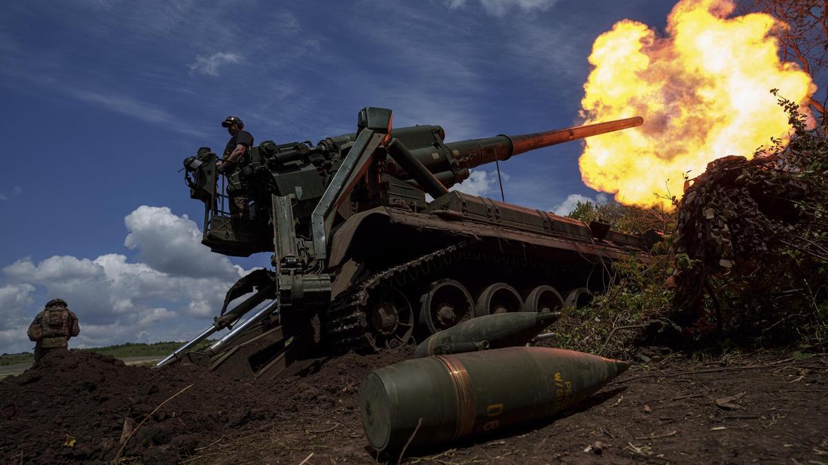 Soldados ucranianos disparan contra posiciones rusas en el frente de Donetsk.