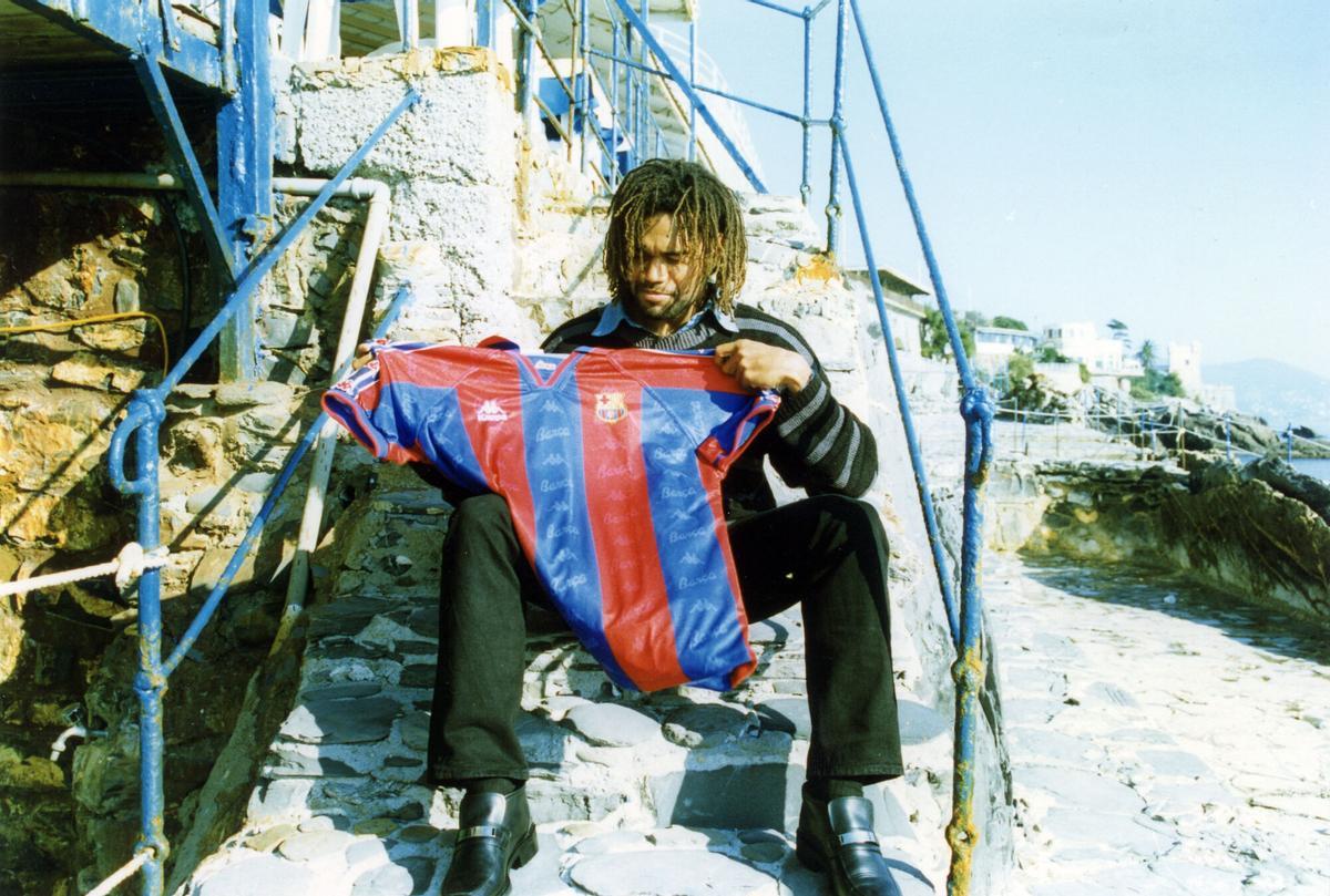 Karembeu posando con la camiseta del Barça para SPORT