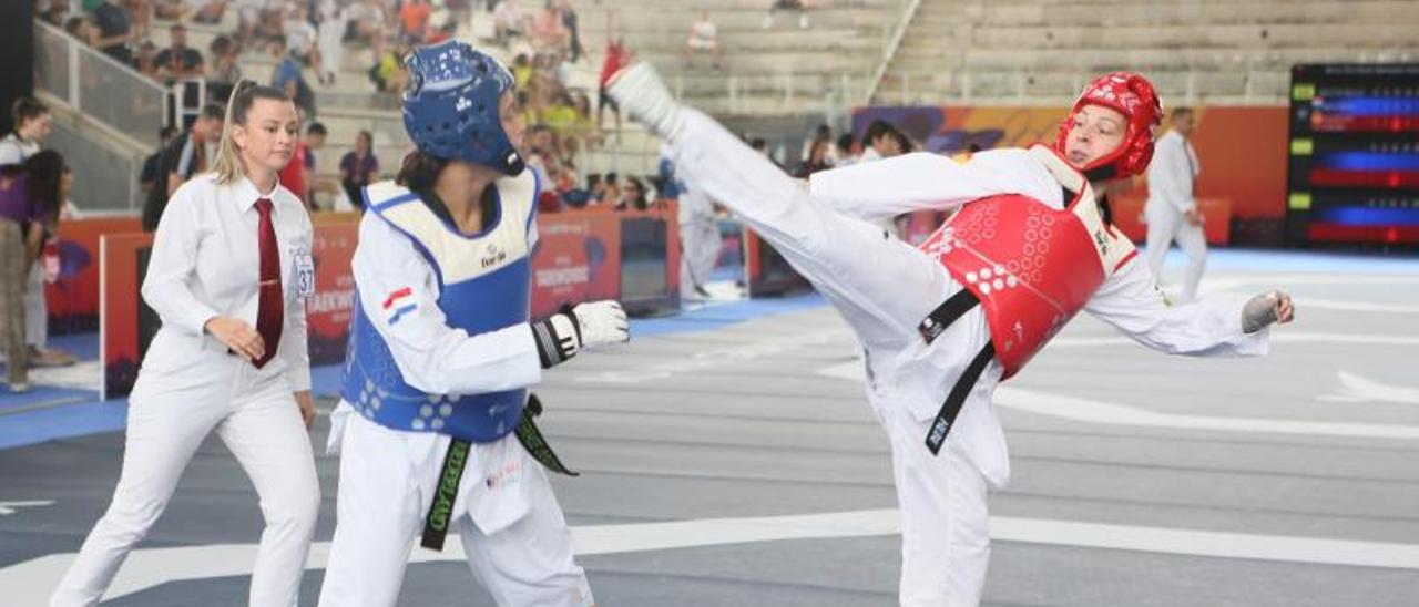 Tania Castiñeira, a la derecha, en el combate contra la neerlandesa Reshmie Oogink.