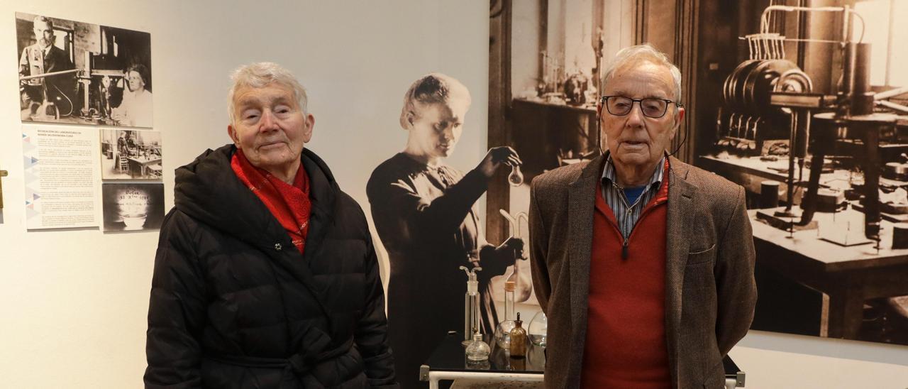 Pierre Joliot y Hélène Langevin-Joliot, nietos de Marie Curie, en el rincón dedicado a la científica en la exposición de Gijón, en el palacio de Revillagigedo.