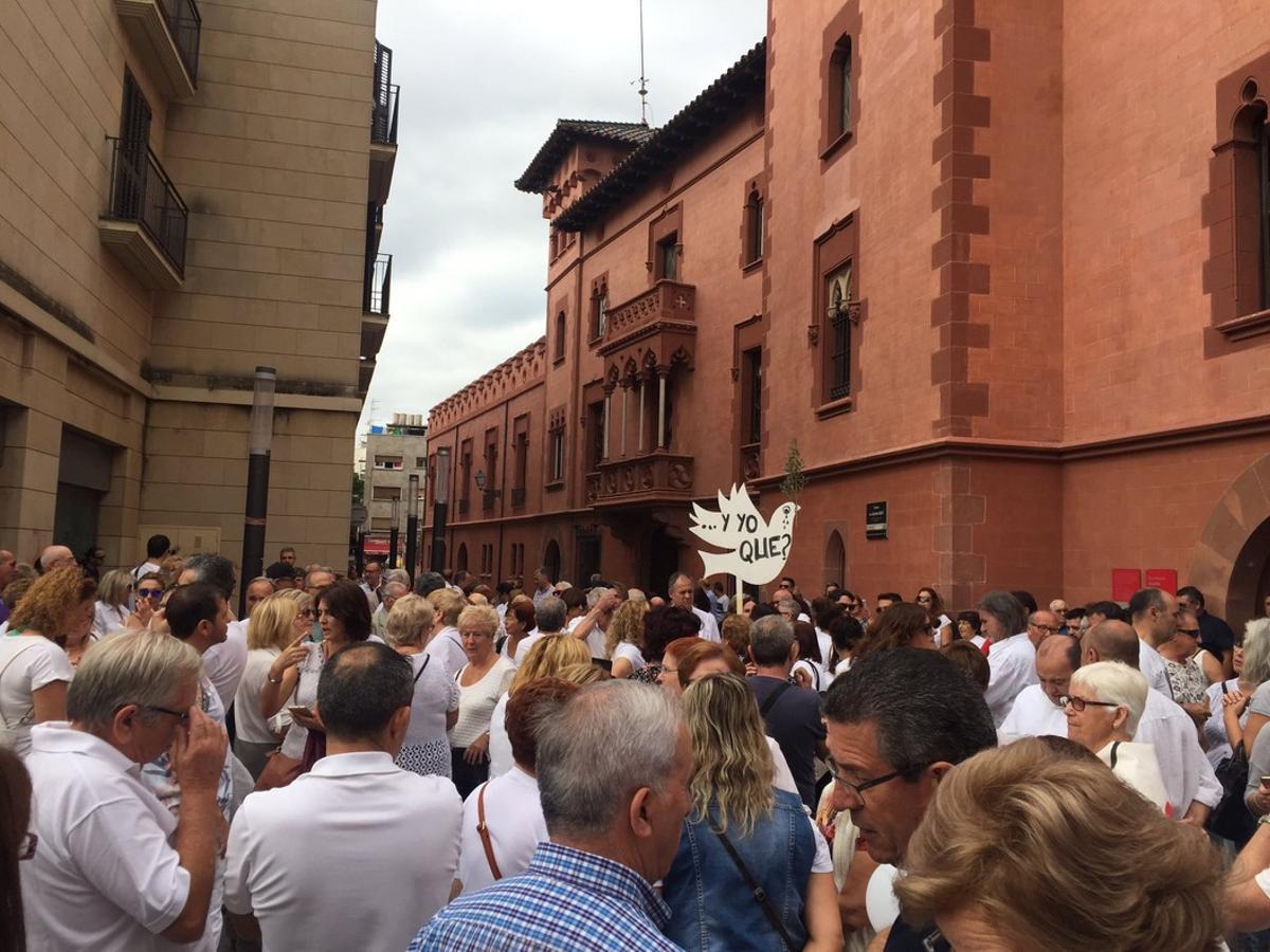 Imatge de la concentració que va tenir lloc dissabte davant de l’Ajuntament de Viladecans.