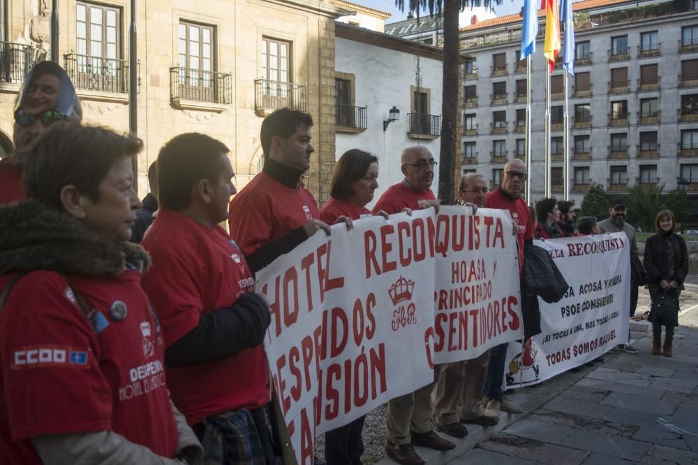 Concentración a la puerta del hotel Reconquista