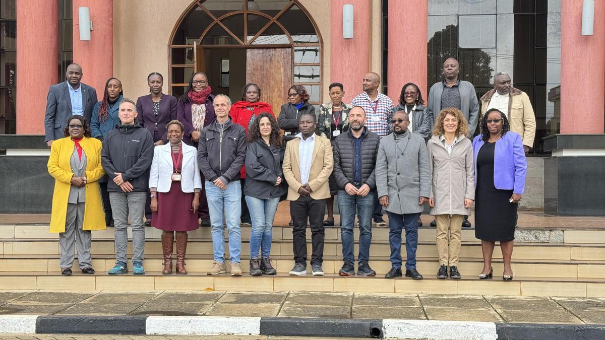 Foto de grupo de los profesores de FP españoles en Kenia junto a sus anfitriones.