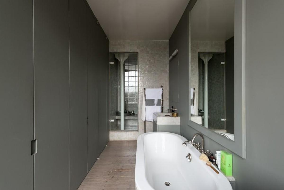 Este almacén reconvertido en vivienda es un gran espacio dividido en tres zonas: cocina, salón y dormitorio.