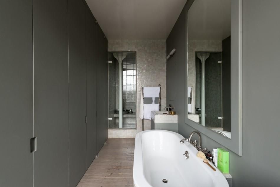 Este almacén reconvertido en vivienda es un gran espacio dividido en tres zonas: cocina, salón y dormitorio.