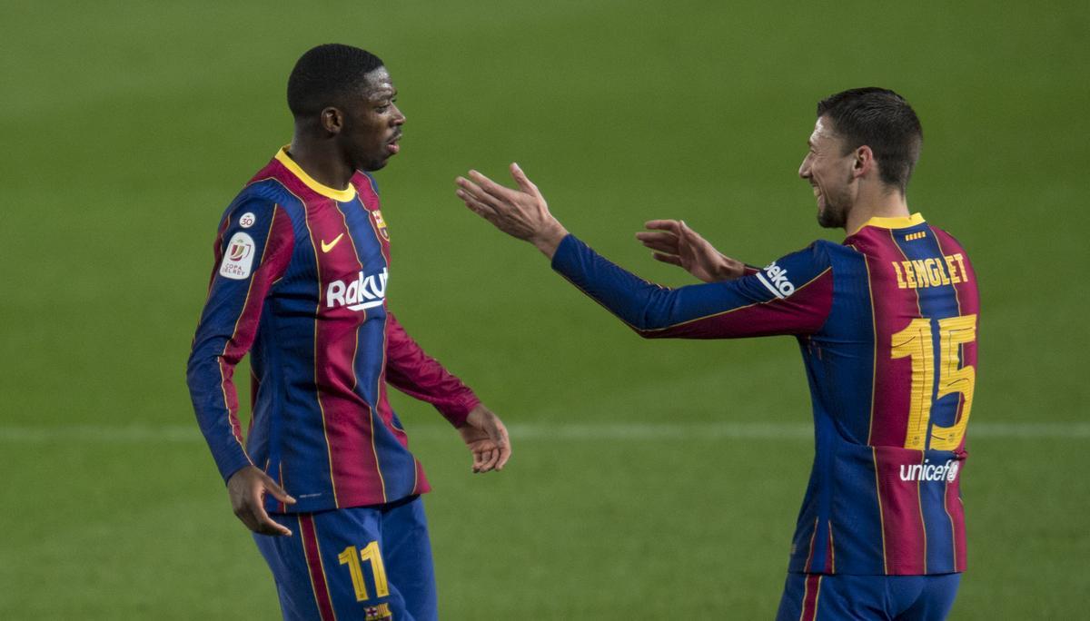 Lenglet festeja a Dembélé tras marcar el 1-0 al Sevilla en el Camp Nou.