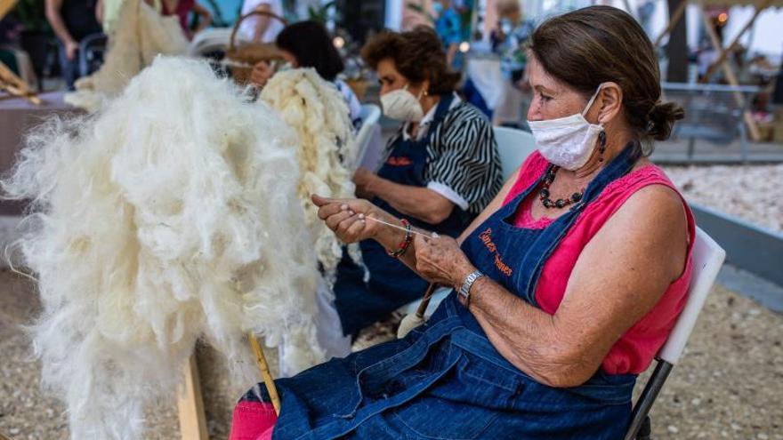 Más de medio centenar de artesanos tomaron Vara de Rey. | ZOWY VOETEN