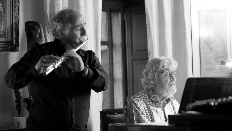 Beiras al piano en su casa de Brión y Luis Soto a la flauta. // Ollo Vivo