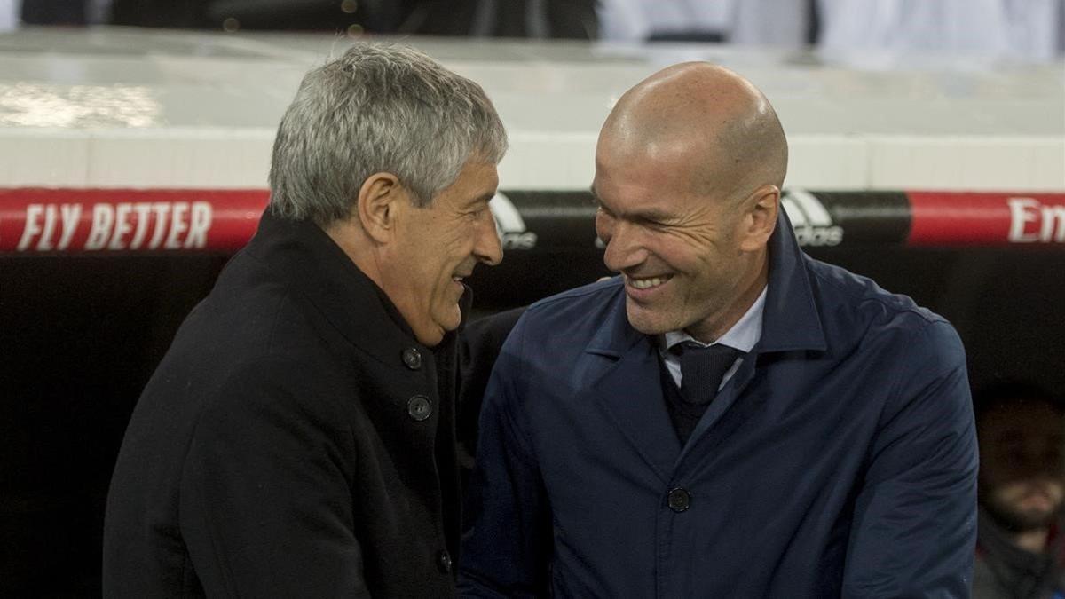 Setién saluda a Zidane al inicio del partido.