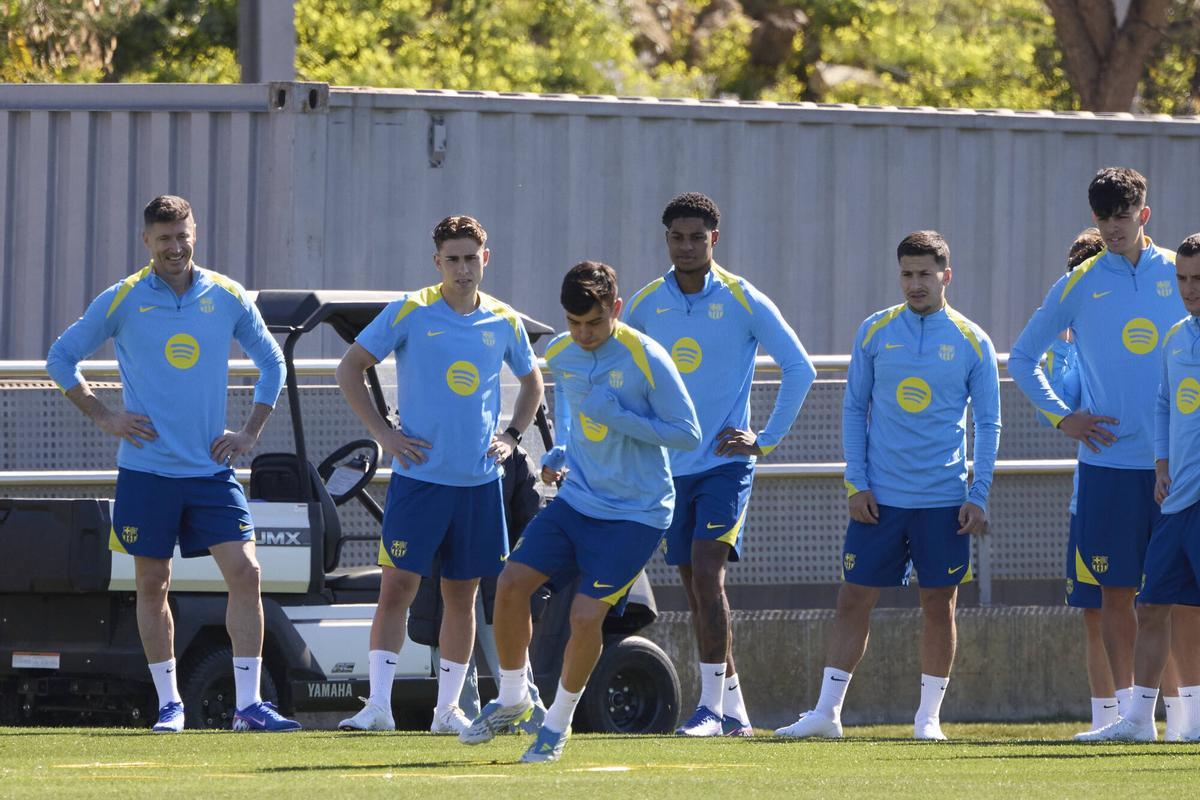 Pedri, al frente del grupo en la sesión de este sábado en la ciudad deportiva.