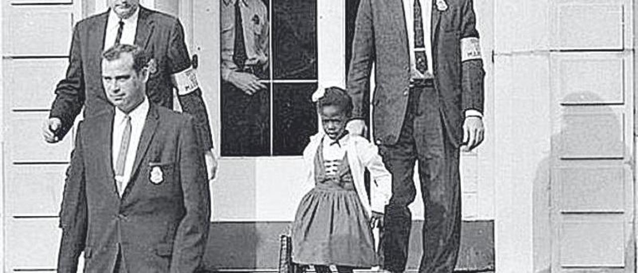 Ruby Bridges escoltada saliendo de la escuela.