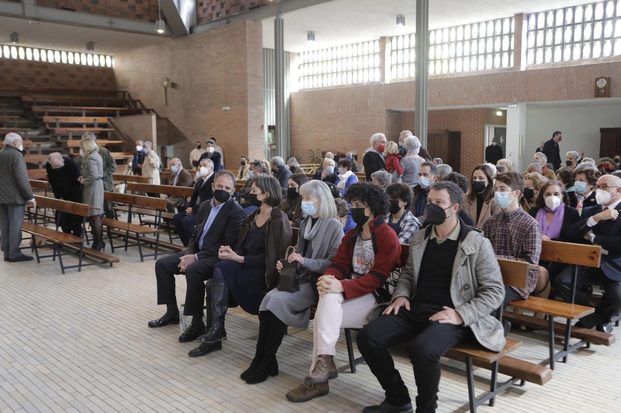 La iglesia de La Argañosa acogió el funeral por el historiador David Ruiz