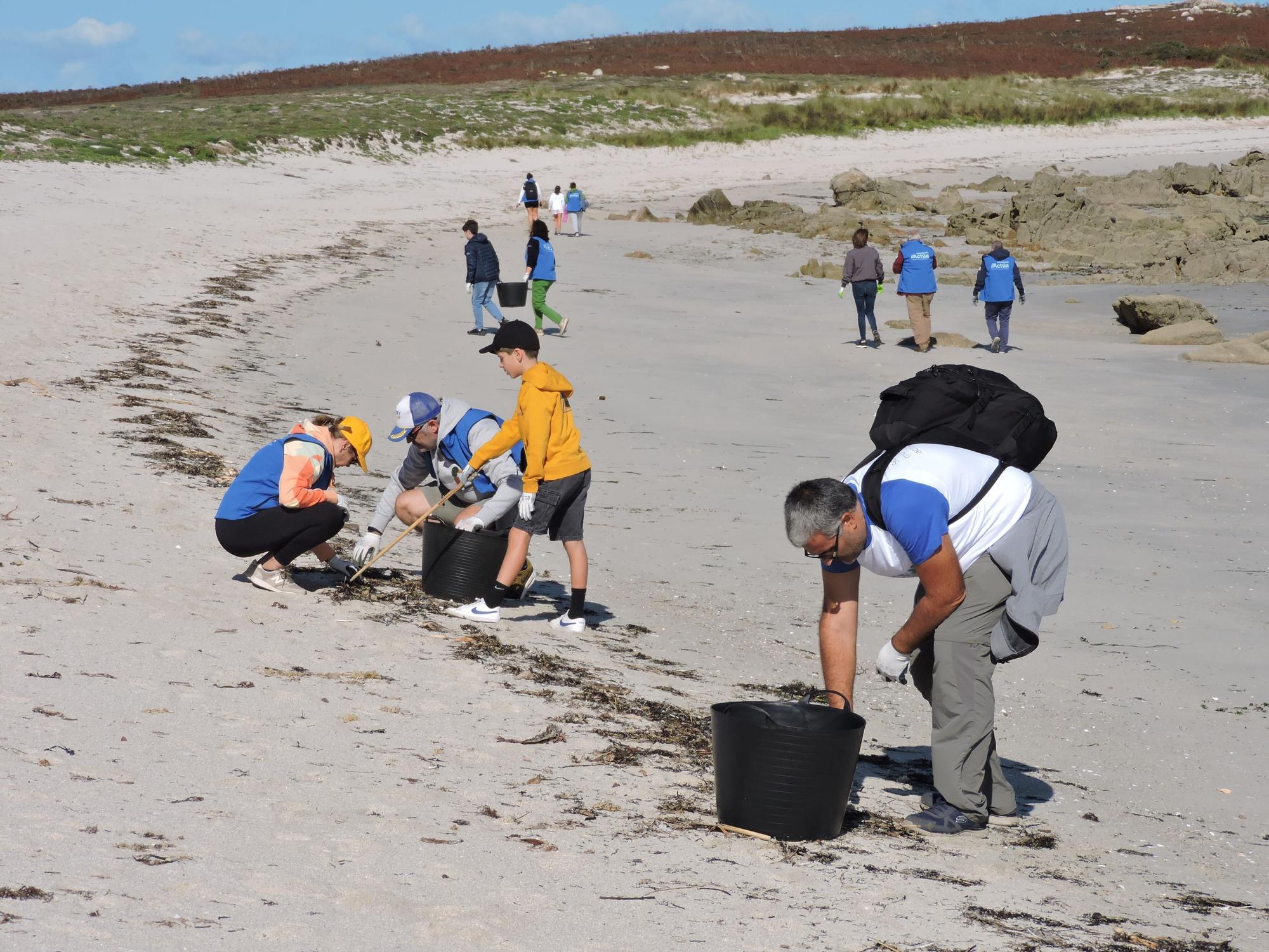 Así luchan los voluntarios de Abanca contra la basura marina y las plantas invasoras en la isla de Sálvora.