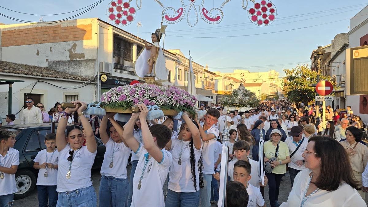 La Virgen del Sol de Adamuz sigue al Resucitado en su camino hacia la parroquia.