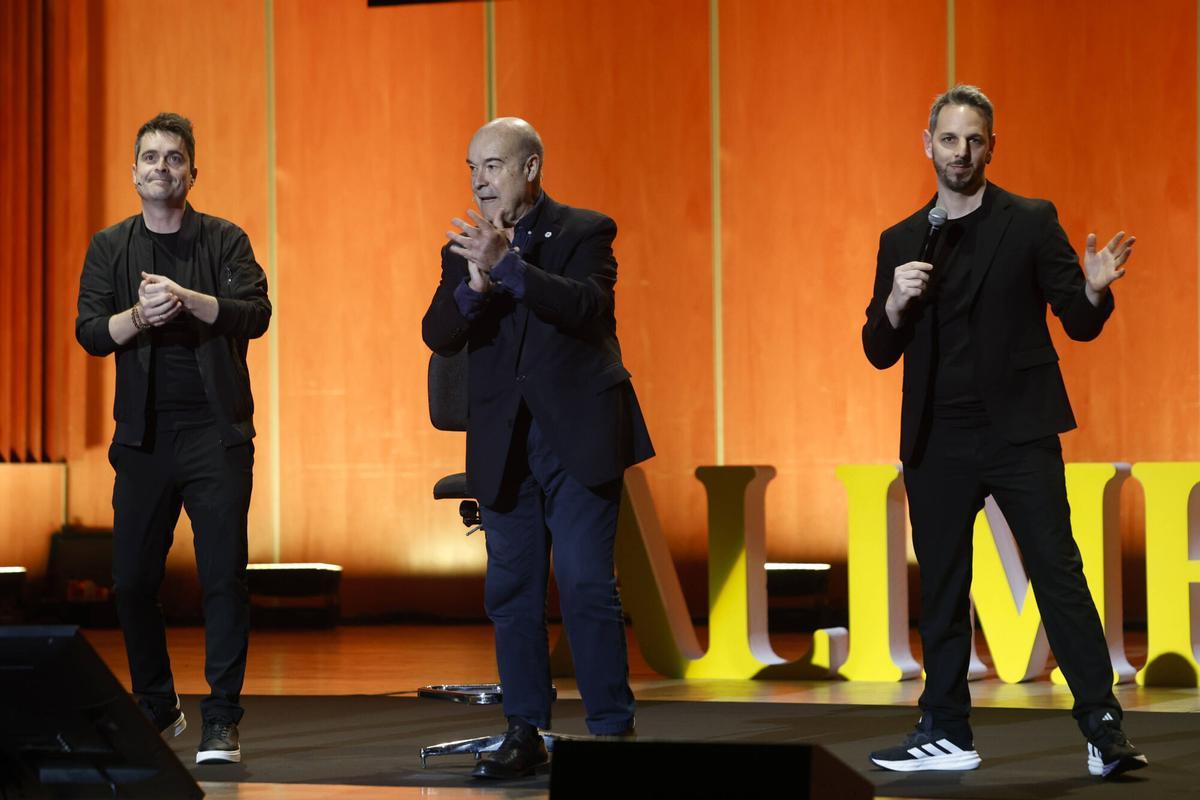Álex Clavero, Antonio Resines y David Cepo durante el espectáculo "Entre risas y Resines" en Oviedo.