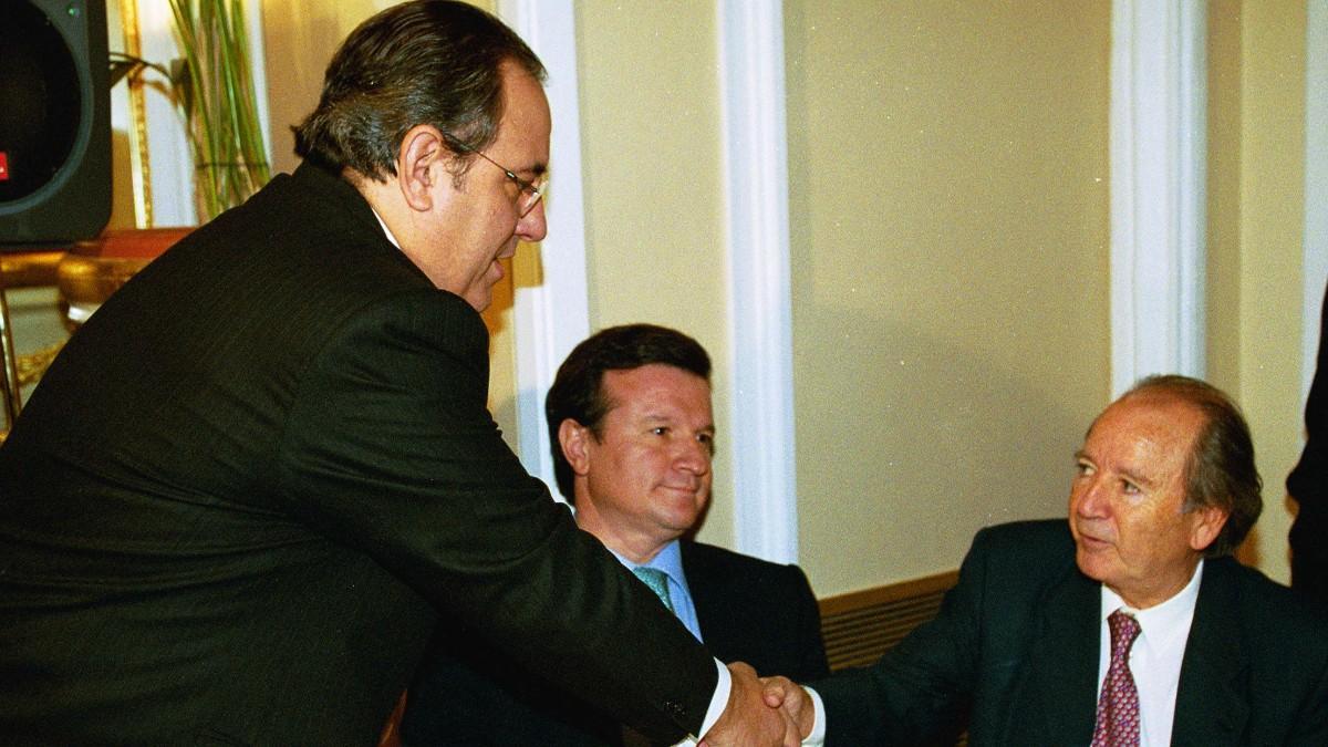 Ángel Fernández saluda a Josep Lluís Núñez