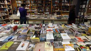 Expositor de una librería de Manlleu (Osona) en un día de Sant Jordi.