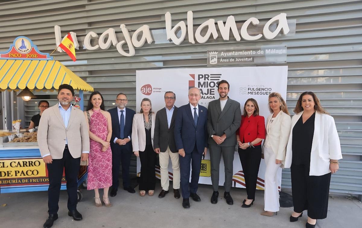 Los represenantes institucionales que han acudido a la gala de precios AJE Málaga 2026, entre ellos el alcalde de Málaga, Francisco de la Torre.