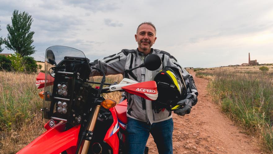 El aventurero cacereño que dará la vuelta al mundo en moto