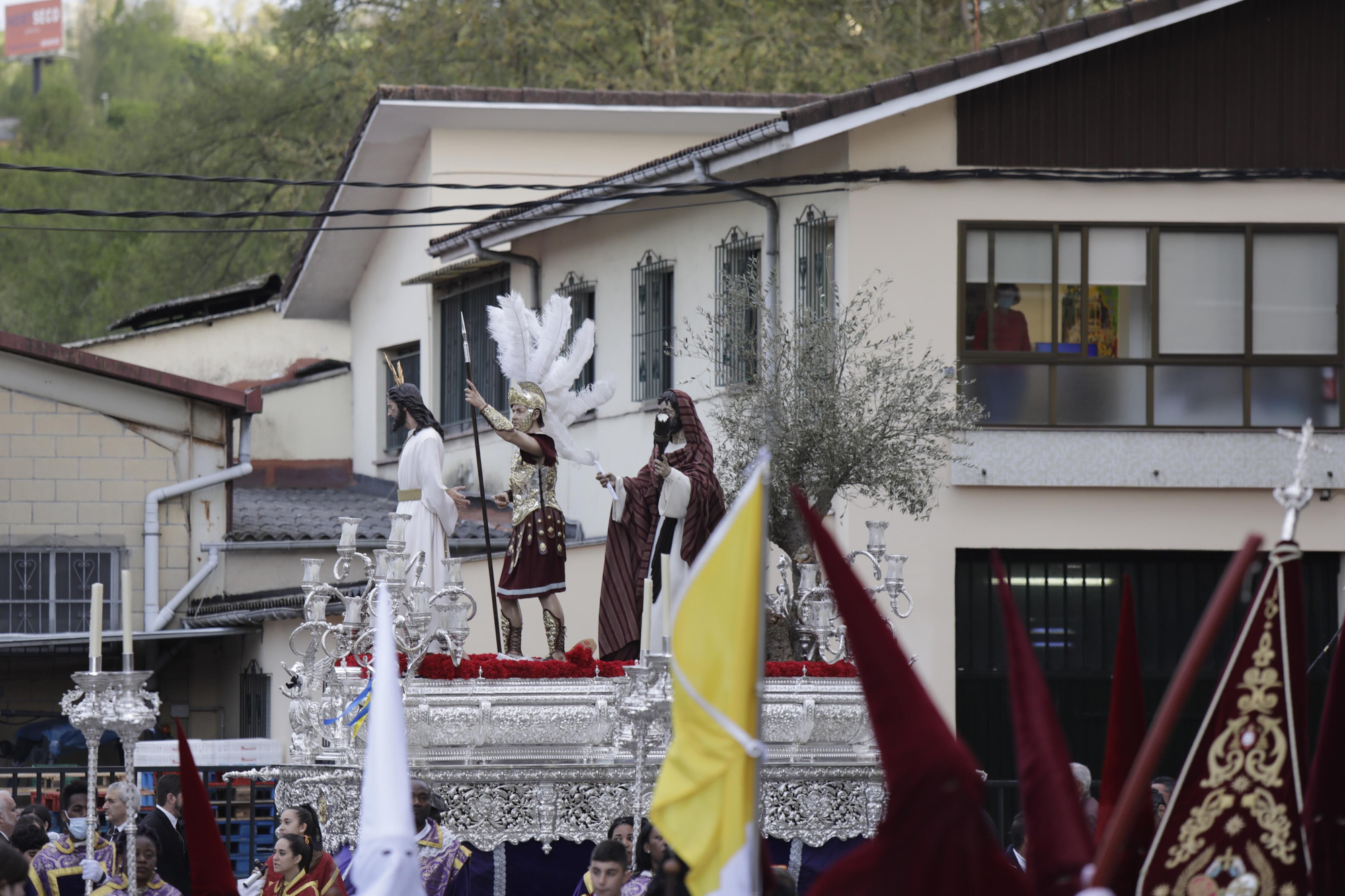 Los Estudiantes llevan al Señor de la Sentencia desde el cielo al Paraíso