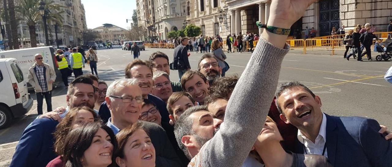 Pere Fuset se hizo un &#039;selfie&#039; con el resto de la candidatura de Compromís per València.