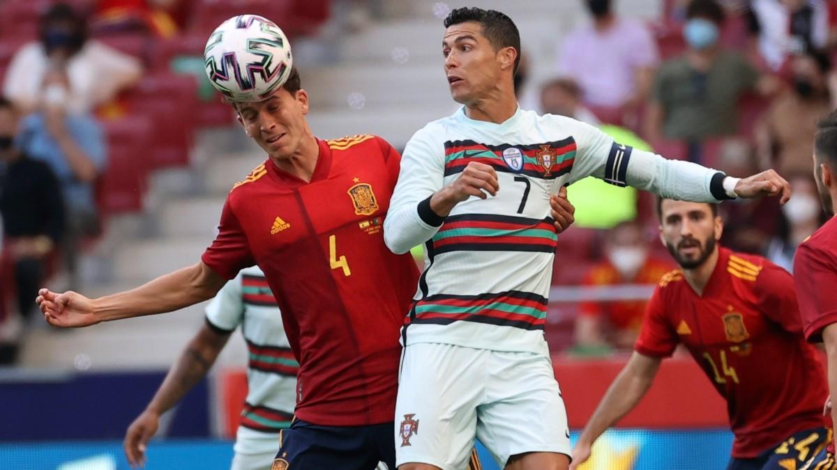 Pau Torres, defensa del Villarreal y España, junto a Cristiano Ronaldo