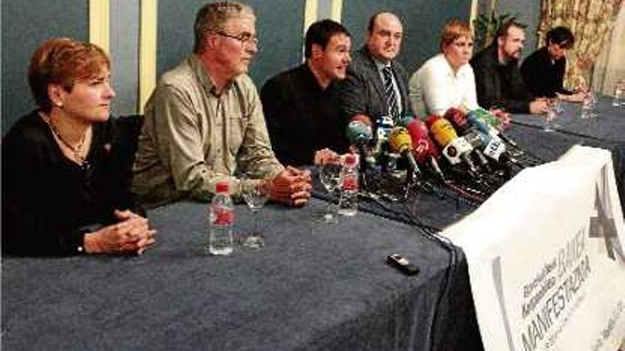 Membres del PNB i Bildu van presentar la manifestació convocada per a avui.