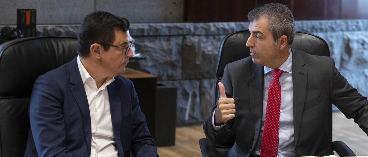 El consejero Pablo Rodríguez (i) conversa con el vicepresidente Manuel Domínguez en el Consejo de Gobierno.