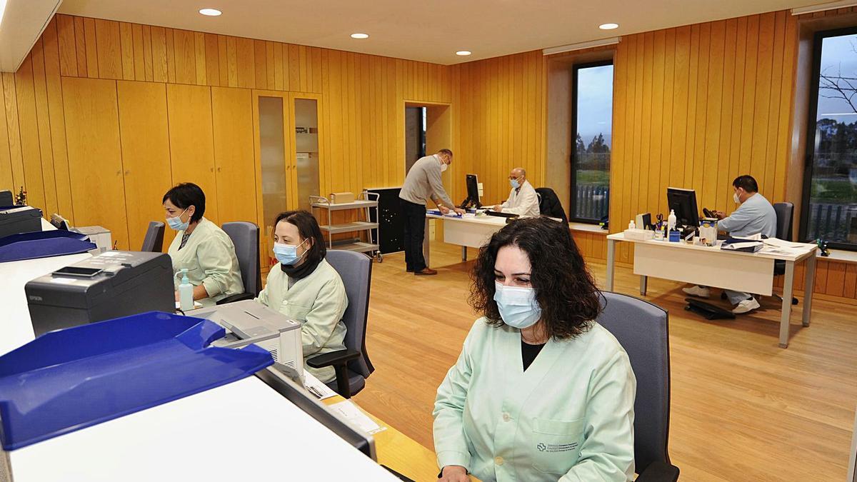 Personal de Servizos Xerais y celadores, a primera hora de ayer, en sus puestos del nuevo centro de salud de A Estrada.  | // BERNABÉ / JAVIER LALÍN