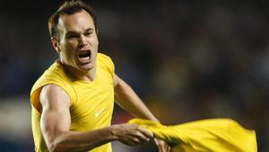 Iniesta celebra el gol marcado ante el Chelsea en Stamford Bridge en 2009.