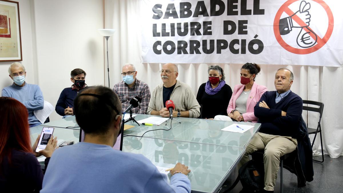 Los miembros de la 'Plataforma Sabadell Lliure de Corrupció' en rueda de prensa