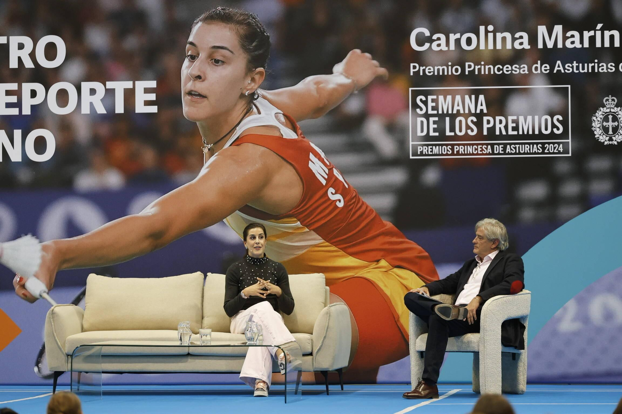 Carolina Marín recibe el cariño de medio millar de deportistas asturianos en Gijón y la visita sorpresa de Saúl Craviotto