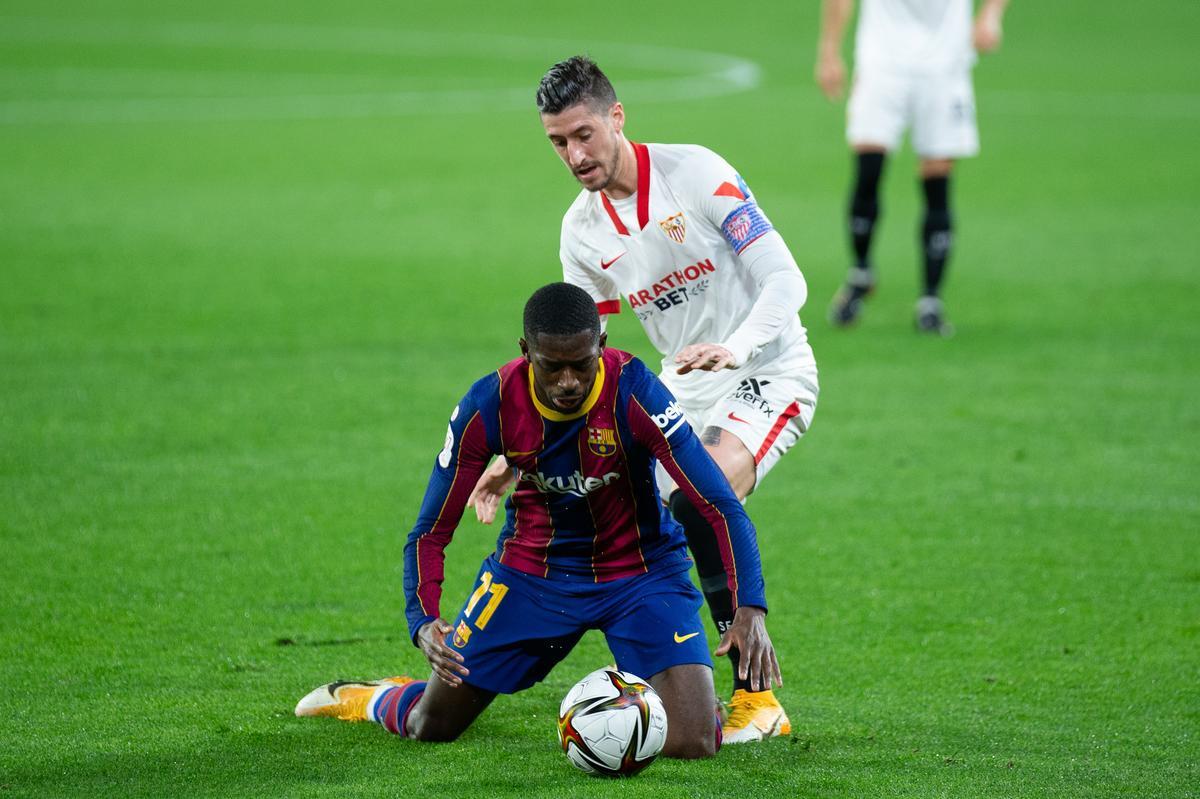 Dembélé intenta controlar un balón ante Escudero.