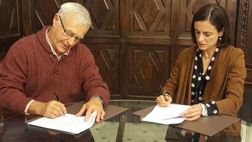 Joan Ribó y Elena Tejedor firman el convenio.