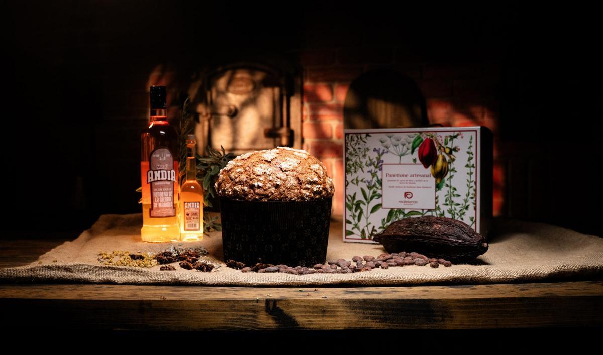 El panettone de cacao de Perú y Herbero Mas d’Andia, presentado en una caja de diseño exclusivo y acompañado de una botella de herbero.